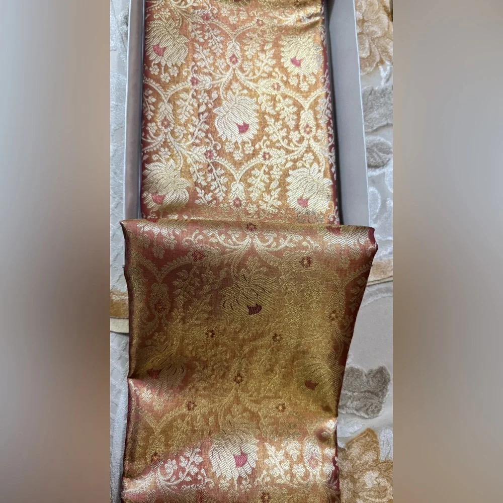 Stunning Pink/Peach and Gold Handwoven Kanjeevaram Silk and Pure Zari Saree - Picture 6 of 16